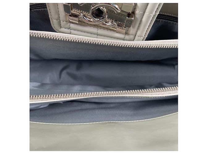 Chanel Grey Iridescent Patent Boy Reverso Einkaufstasche Grau - Ansicht 6