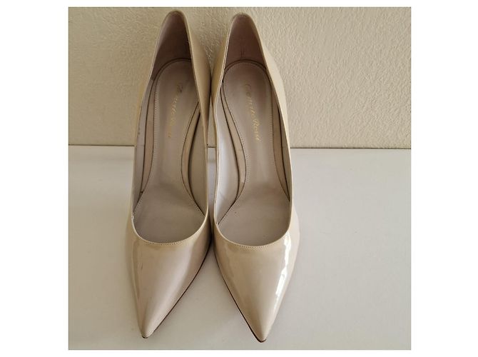 Décolleté Jimmy Choo in vernice beige - vista 2