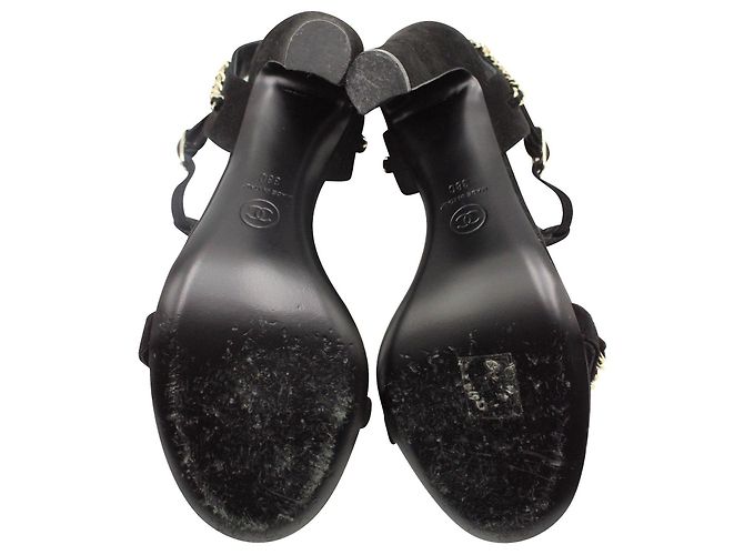 Timeless Chanel Sandali in camoscio nero con catena dorata - vista 5
