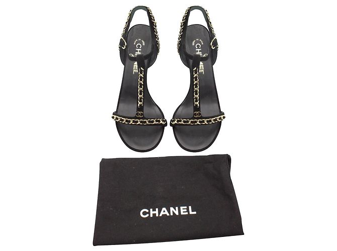 Timeless Chanel Sandali in camoscio nero con catena dorata - vista 6