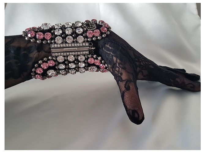 GUCCI Manschettenarmband mit rosa Kristallen - Ansicht 9