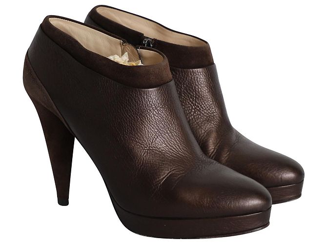 Prada Botas de camurça em couro marrom - vista 3
