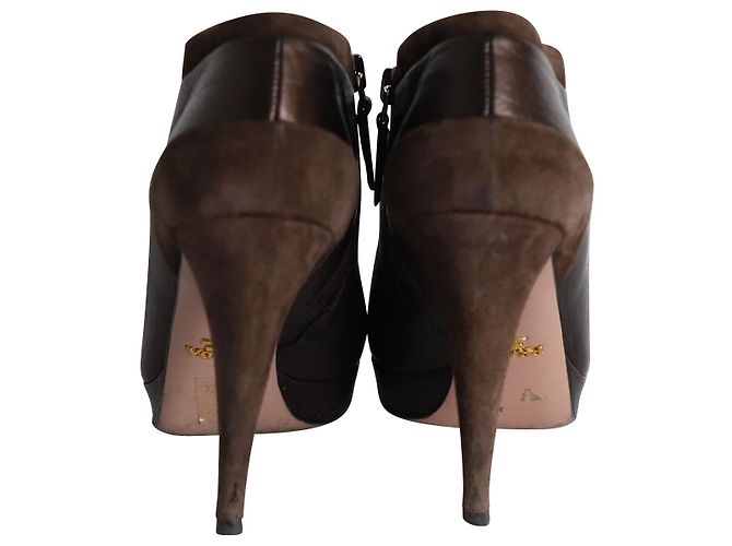 Prada Botas de camurça em couro marrom - vista 4