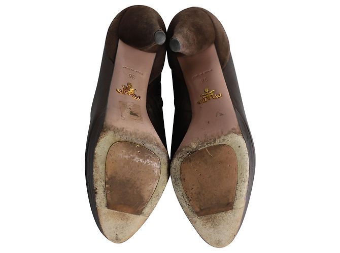 Prada Botas de camurça em couro marrom - vista 5