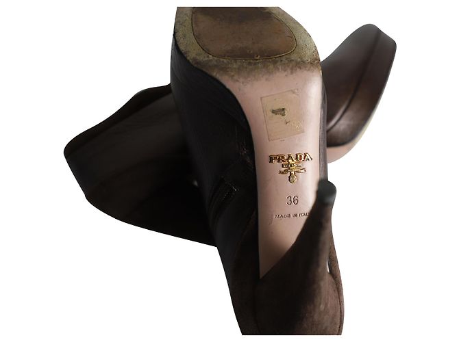 Prada Botas de camurça em couro marrom - vista 6