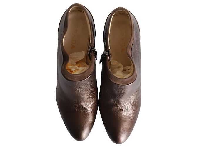 Prada Botas de camurça em couro marrom - vista 7