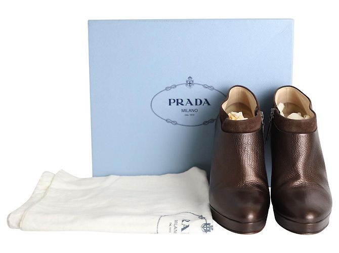 Prada Botas de camurça em couro marrom - vista 8