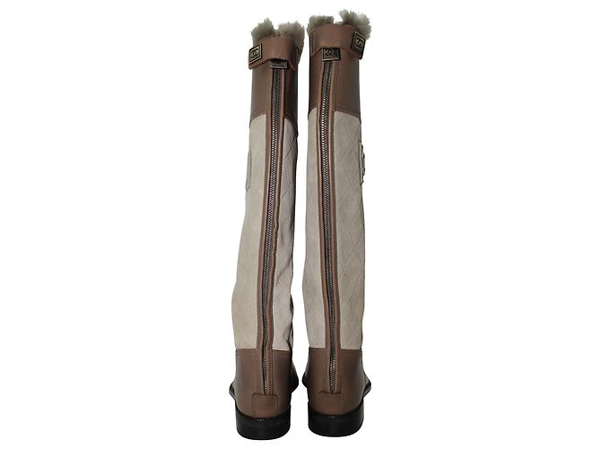 Timeless Botas Chanel acolchoadas até o joelho em camurça e couro creme e marrom Branco Cru - vista 4