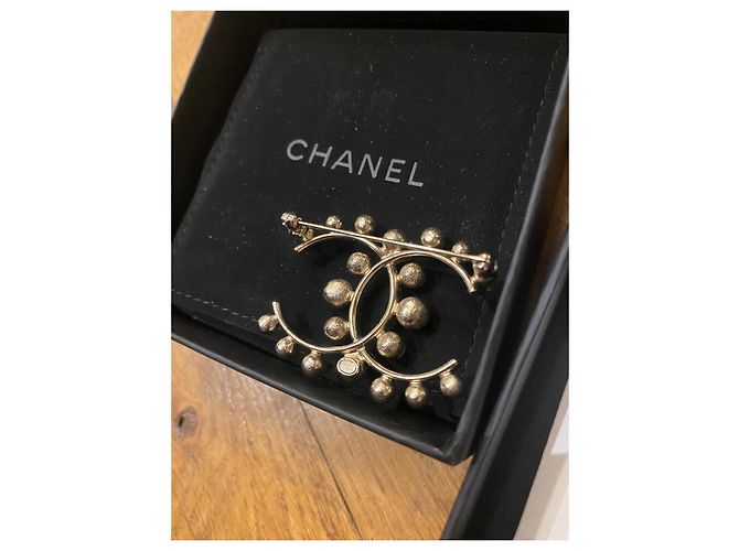 CHANEL gefütterte C-Brosche mit Perlen und Strasssteinen Silber - Ansicht 2