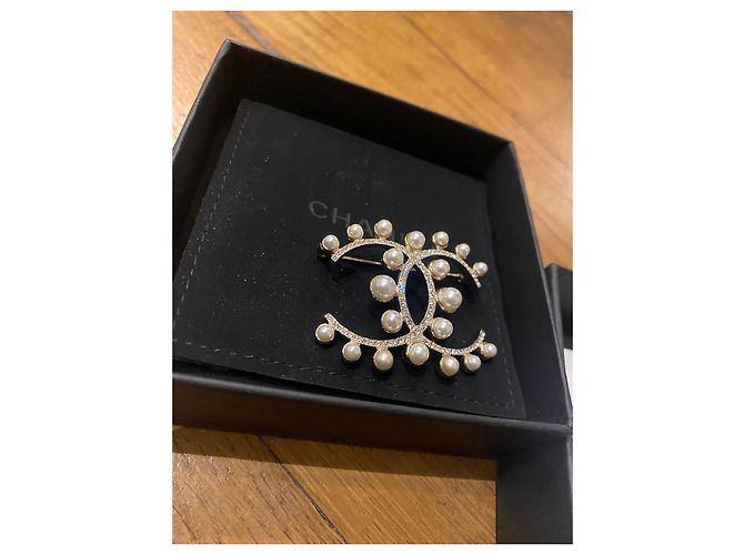 CHANEL gefütterte C-Brosche mit Perlen und Strasssteinen Silber - Ansicht 3