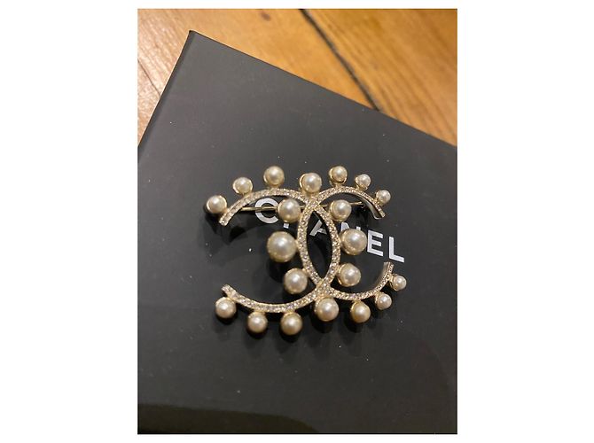 CHANEL gefütterte C-Brosche mit Perlen und Strasssteinen Silber - Ansicht 4