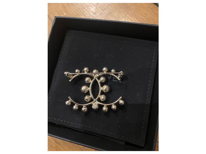 CHANEL gefütterte C-Brosche mit Perlen und Strasssteinen Silber - Ansicht 5