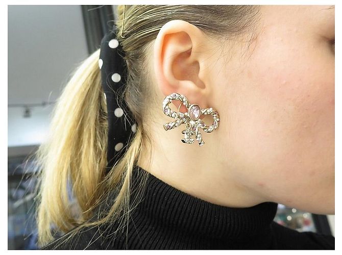 NUOVO ORECCHINO CHANEL LOGO CC ORECCHINI IN METALLO ORO CON FIOCCO E STRASS NUOVO D'oro - vista 7