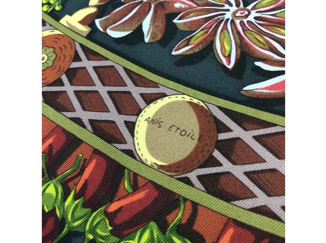 Hermès Hermes rosso / Sciarpa in twill di seta quadrata Hermes Multi Aux Pays des Epices grigio antracite Multicolore - vista 17