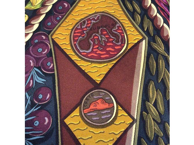 Hermès Hermes rosso / Sciarpa in twill di seta quadrata Hermes Multi Aux Pays des Epices grigio antracite Multicolore - vista 24
