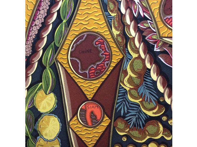 Hermès Hermes rosso / Sciarpa in twill di seta quadrata Hermes Multi Aux Pays des Epices grigio antracite Multicolore - vista 27