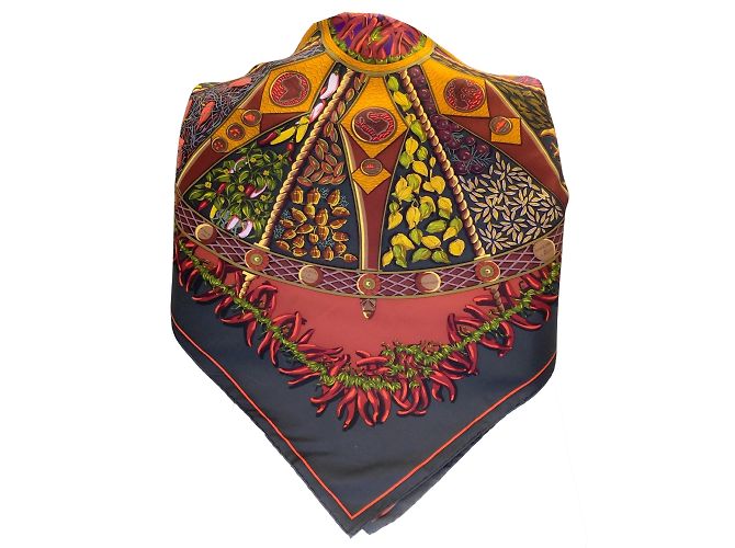 Hermès Hermes rosso / Sciarpa in twill di seta quadrata Hermes Multi Aux Pays des Epices grigio antracite Multicolore - vista 3