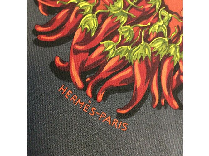 Hermès Hermes rosso / Sciarpa in twill di seta quadrata Hermes Multi Aux Pays des Epices grigio antracite Multicolore - vista 31