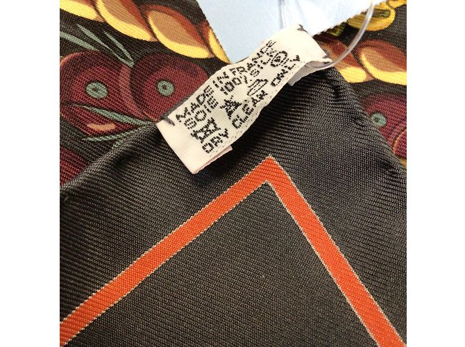 Hermès Hermes rosso / Sciarpa in twill di seta quadrata Hermes Multi Aux Pays des Epices grigio antracite Multicolore - vista 34