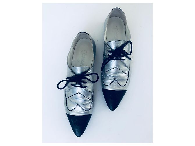 Scarpe Oxford Chanel CC Cap Toe in pelle metallizzata argento e nera Nero - vista 10
