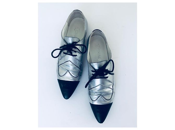 Scarpe Oxford Chanel CC Cap Toe in pelle metallizzata argento e nera Nero - vista 11