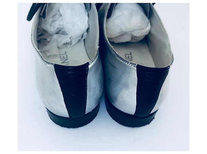 Scarpe Oxford Chanel CC Cap Toe in pelle metallizzata argento e nera Nero - vista 12