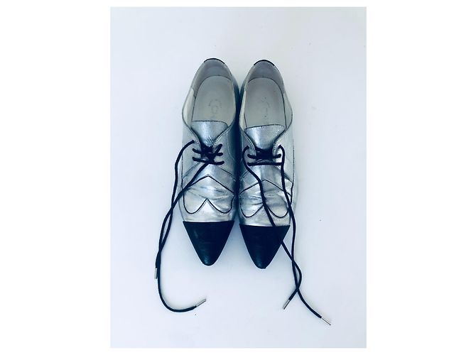 Scarpe Oxford Chanel CC Cap Toe in pelle metallizzata argento e nera Nero - vista 14