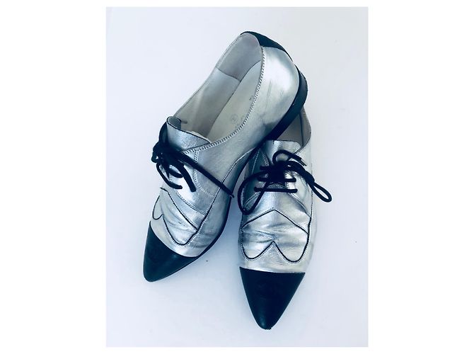 Scarpe Oxford Chanel CC Cap Toe in pelle metallizzata argento e nera Nero - vista 16