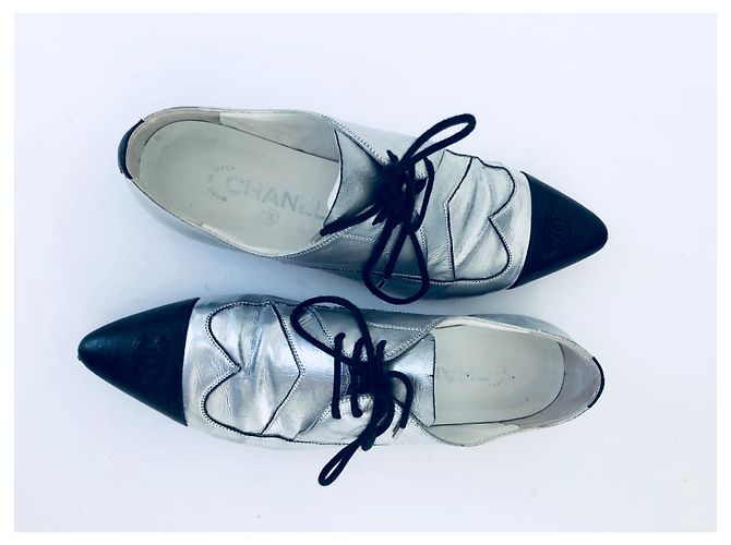 Scarpe Oxford Chanel CC Cap Toe in pelle metallizzata argento e nera Nero - vista 17