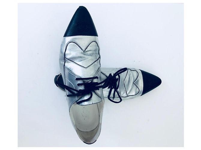 Scarpe Oxford Chanel CC Cap Toe in pelle metallizzata argento e nera Nero - vista 18