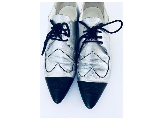 Scarpe Oxford Chanel CC Cap Toe in pelle metallizzata argento e nera Nero - vista 19