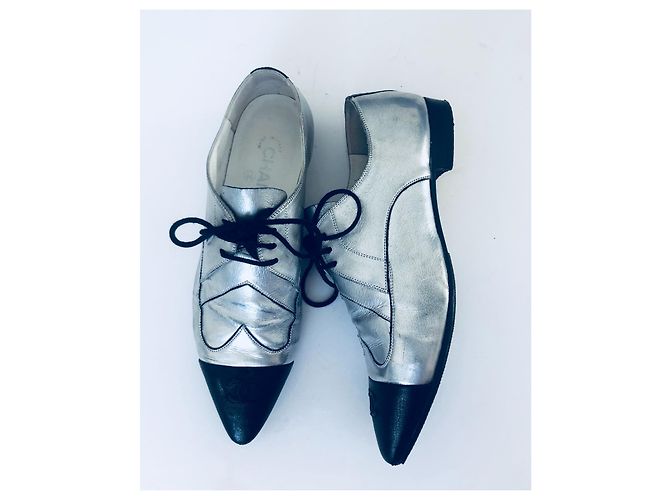 Scarpe Oxford Chanel CC Cap Toe in pelle metallizzata argento e nera Nero - vista 2