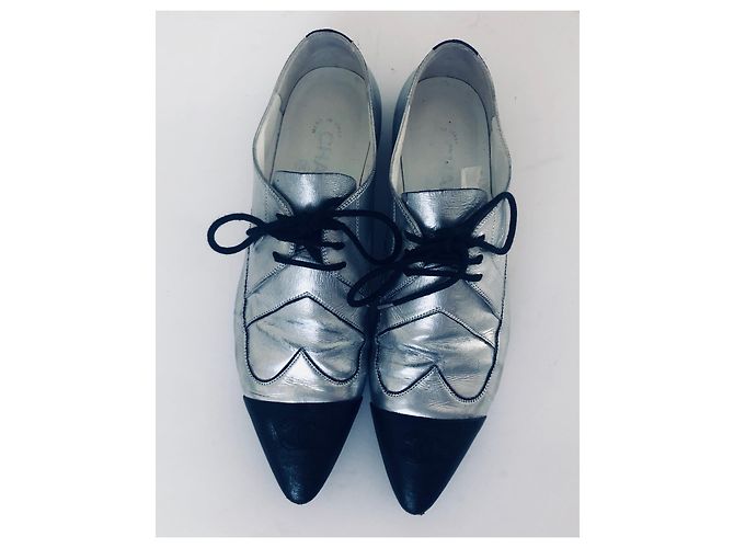 Scarpe Oxford Chanel CC Cap Toe in pelle metallizzata argento e nera Nero - vista 3