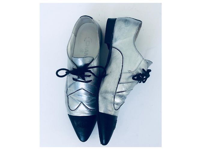 Scarpe Oxford Chanel CC Cap Toe in pelle metallizzata argento e nera Nero - vista 4