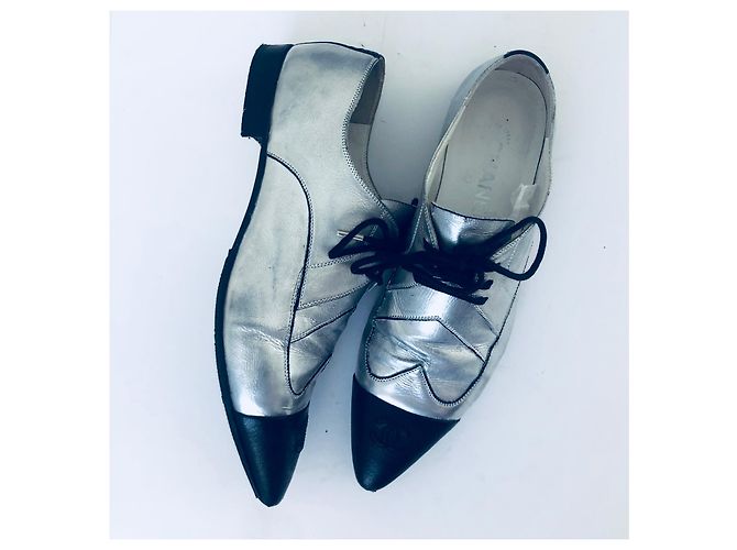 Scarpe Oxford Chanel CC Cap Toe in pelle metallizzata argento e nera Nero - vista 5