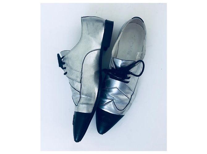 Scarpe Oxford Chanel CC Cap Toe in pelle metallizzata argento e nera Nero - vista 6