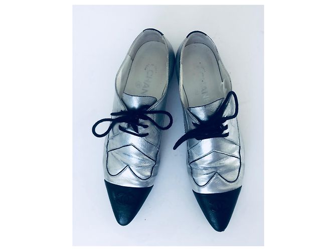 Scarpe Oxford Chanel CC Cap Toe in pelle metallizzata argento e nera Nero - vista 7
