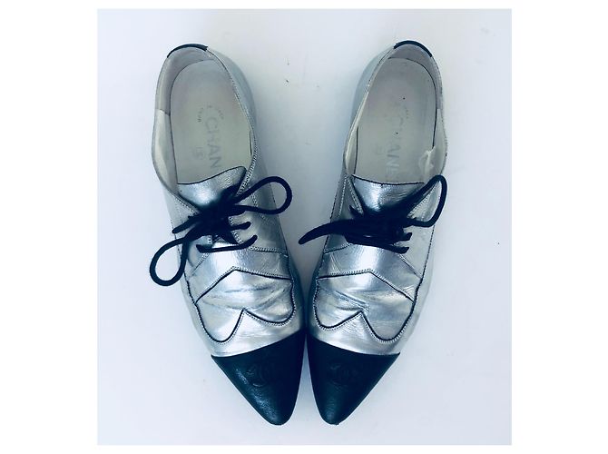 Scarpe Oxford Chanel CC Cap Toe in pelle metallizzata argento e nera Nero - vista 8