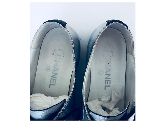 Scarpe Oxford Chanel CC Cap Toe in pelle metallizzata argento e nera Nero - vista 9