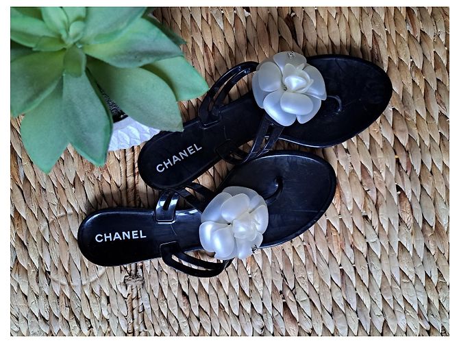 Chanel Schwarze Flip Flops mit Kamelienblume aus Gummi - Ansicht 2
