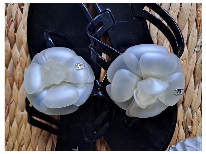 Chanel Schwarze Flip Flops mit Kamelienblume aus Gummi - Ansicht 3