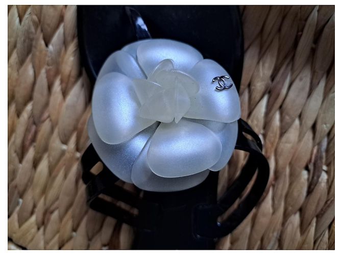 Chanel Schwarze Flip Flops mit Kamelienblume aus Gummi - Ansicht 4