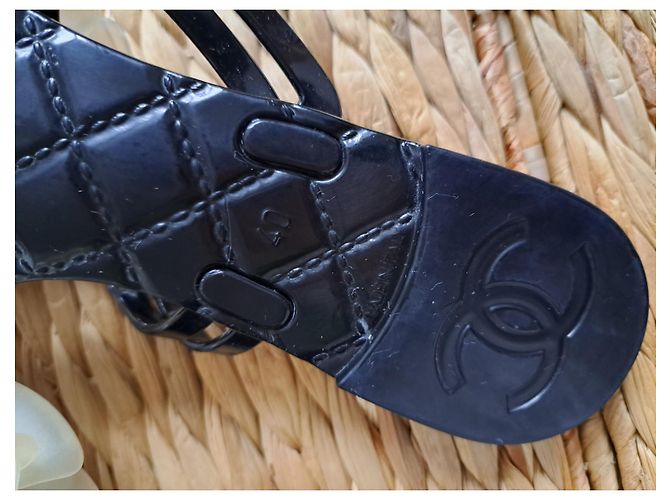 Chanel Schwarze Flip Flops mit Kamelienblume aus Gummi - Ansicht 5