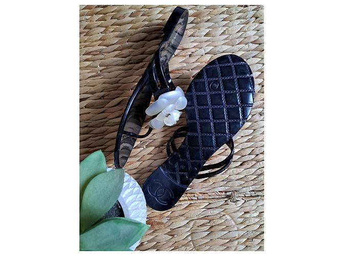Chanel Schwarze Flip Flops mit Kamelienblume aus Gummi - Ansicht 6