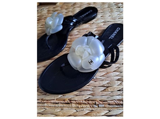 Chanel Schwarze Flip Flops mit Kamelienblume aus Gummi - Ansicht 7