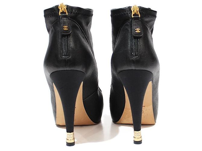 Stivaletti Chanel in pelle nera con tacco CC oro Nero - vista 4