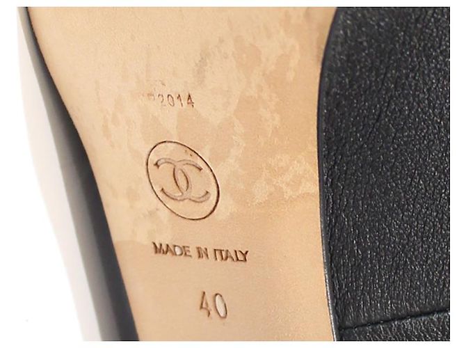 Stivaletti Chanel in pelle nera con tacco CC oro Nero - vista 6