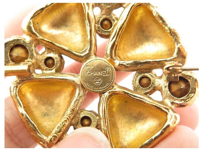 SPILLA VINTAGE CHANEL CLEFLE GRIPOIX 5CM STRASS E METALLO ORO CIRCA 1970 Spilla D'oro - vista 5