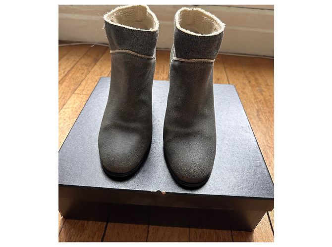 Botines Chanel de cuero gris con logo CC - vista 2