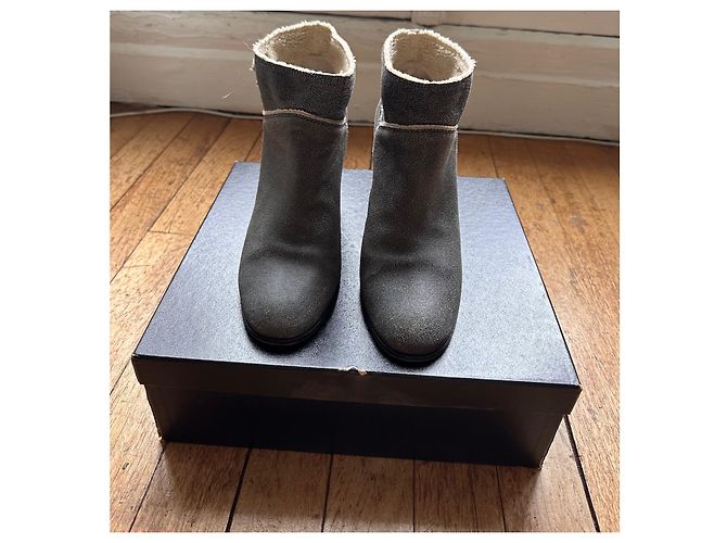 Botines Chanel de cuero gris con logo CC - vista 3